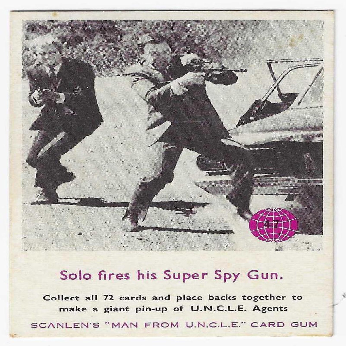 1967 Scanlens Man From U.N.C.L.E. (47) Solo Fires His Super Spy Gun